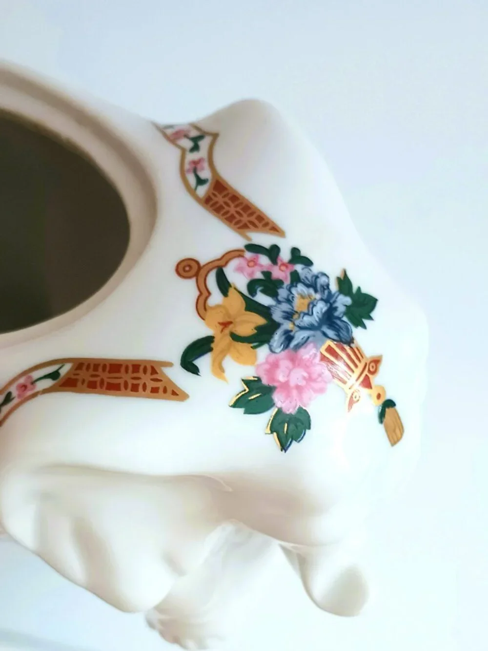 Elizabeth Arden Elephant Trinket Box Vtg White Porcelain Lidded Chinoiserie